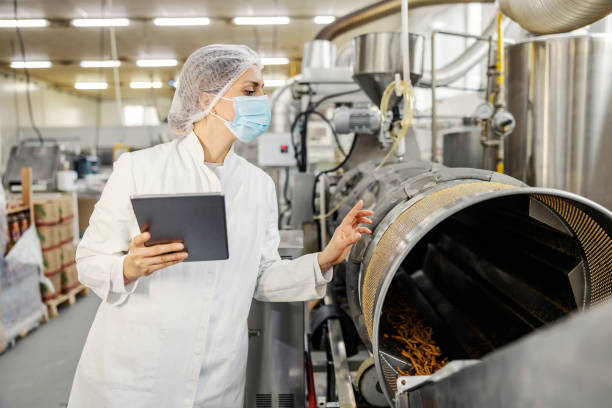APPCC Profesional revisando procesos en una industria alimentaria