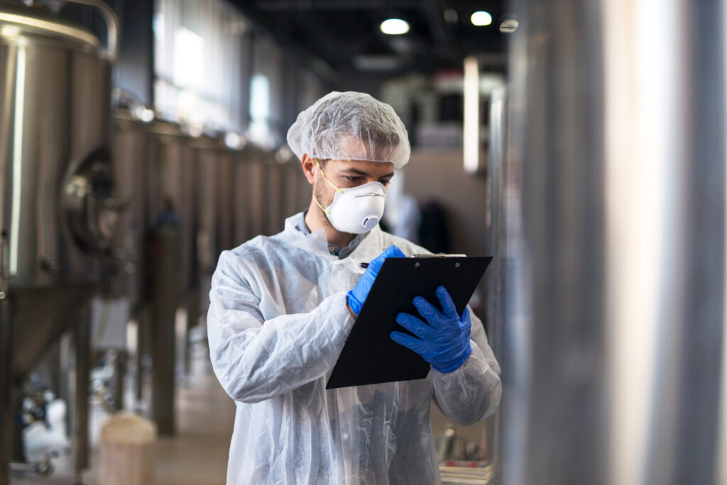 Auditoría Profesional realizando una inspección en una instalación alimentaria
