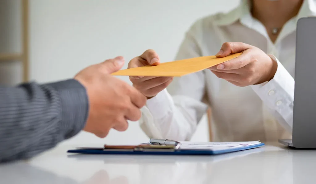 Registro empresas Madrid Entrega de documentación en una oficina