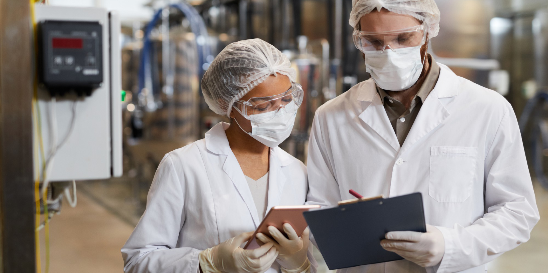 Dos profesionales revisando documentación de control en una instalación alimentaria